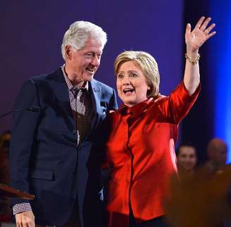 Hillary Clinton comemora vitória apertada no caucus Democrata estado de Nevada