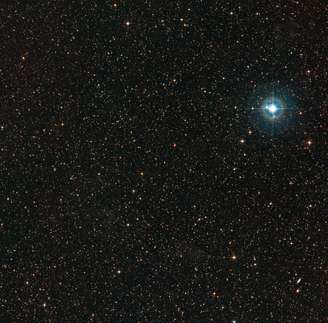 A PDS-70 é o ponto laranja pálido no meio da imagem. A estrela azul brilhante no canto é a Chi Centauri