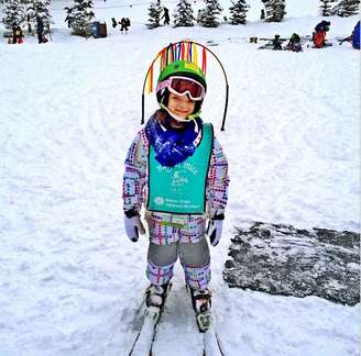 Rafa Justus foi fotografada enquanto esquiava pela primeira vez