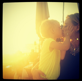 Hilary Duff dá selinho no filho em foto