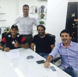 Luis Fabiano assina contrato e será companheiro de Jadson e Vanderlei Luxemburgo no futebol chinês