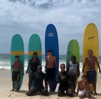 Crianças e jovens no curso de surf na Praia do Arpoador