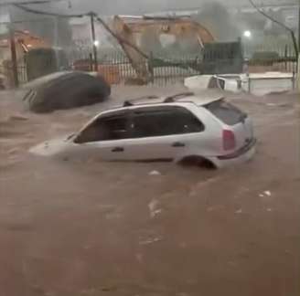 METROPOLE - CHUVA SP - Carros são arrastados por enxurrada em Capão Redondo, SP. Foto Reprodução TV GLOBO