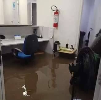 Saguão da Câmara Municipal de Guarulhos inundou por conta da chuva