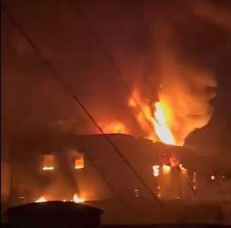 Incêndio de grandes proporções destrói fábrica de velas em Mauá