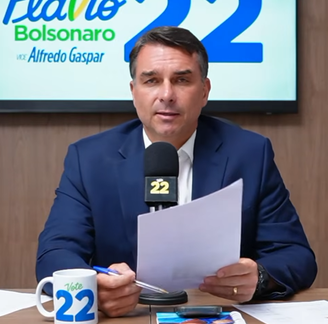 Candidato à presidência da República Flávio Bolsonaro (PL) fala sobre decisão de Alexandre de Moraes de expedir de um mandado de prisão contra Eduardo Bolsonaro e o cancelamento dos passaportes brasileiros