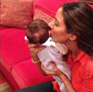 <p>Flávia postou uma foto beijando o filho</p>
