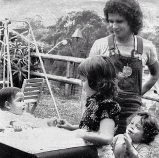 Roberto Carlos aparece em foto antiga ao lado dos filhos