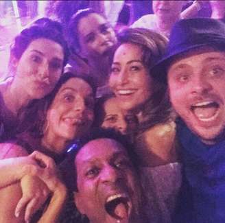 A atriz Fernanda Paes Leme postou foto da turma animada na festa de Ivete Sangalo