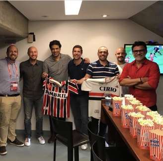 Diretoria do São Paulo e representantes da Adidas fecharam o contrato no início desta temporada (Reprodução/Twitter)