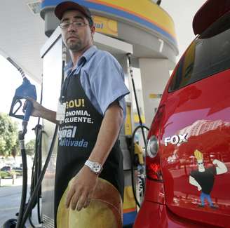Frentista em posto de combustíveis da Ipiranga, que faz parte do grupo Ultrapar 
09/03/2007
REUTERS/Sergio Moraes