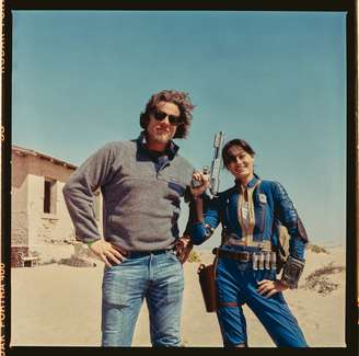 Diretor Jonathan Nolan com Ella Purnell nos bastidores de 'Fallout'