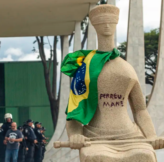 Estátua do STF foi um dos monumentos depredados por manifestantes durante o dia 8 de janeiro. Após limpeza, o monumento não apresenta mais a pichação