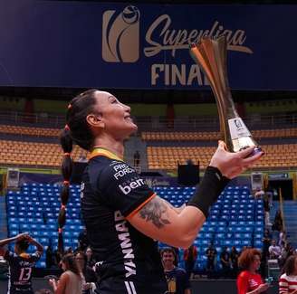 Tifanny após título da Superliga de Vôlei em 2025.