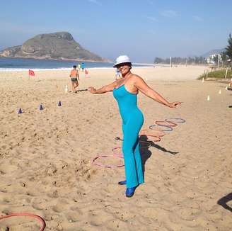 <p>Solange Couto emgreceu 40 quilos e faz exerícios funcionais na praia três vezes por semana</p>