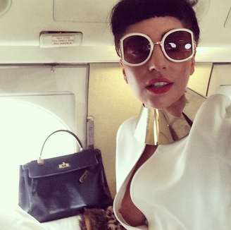 <p>Lady Gaga deixa um dos seios aparecer em foto postada no Instagram</p>