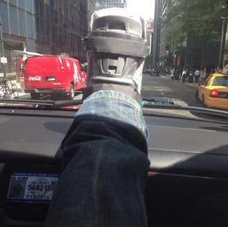 <p>Xuxa postou foto da bota ortopédica que a acompanha há mais de seis meses</p>