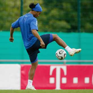 <p>Ronaldinho costuma praticar o fresstyle em treinamentos</p>