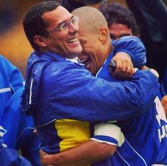 Alex e Luxemburgo se abraçam após gol no Mineirão, em 2003: "é um monstro"