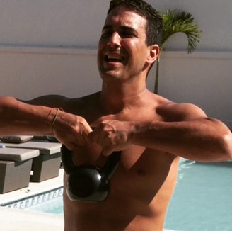 André Marques aparece magrinho no Instagram 