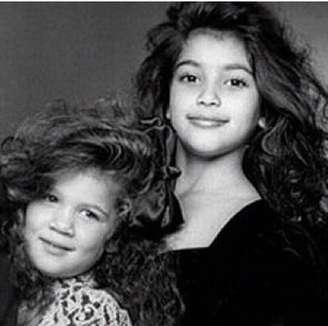 As irmãs Kardashians, Khloe e Kim, na infância