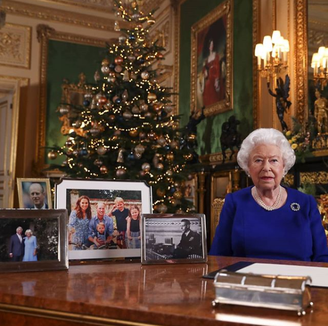 As redes sociais da família real publicou, nesta segunda-feira (23), uma imagem da rainha ao lado de fotos de seus familiares