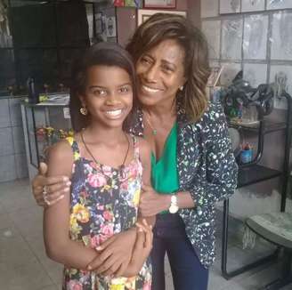 Foto no estúdio de tatuagem do pai de Mirella Archangelo em 2017, com Glória Maria, quando a repórter esteve em Ribeirão Preto