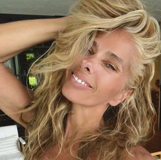 Adriane Galisteu celebra mais um ano de parceria com a Portela