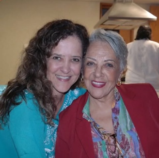 Carla Madeira perdeu a mãe, dona Irlanda, em 2022. Para a autora, sua mãe sempre foi uma pessoa solar, que tinha encantamento com a vida e sensibilidade