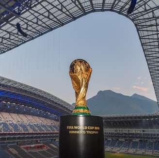 Taça oficial da Copa do Mundo de 2026 no Estádio de Monterrey.