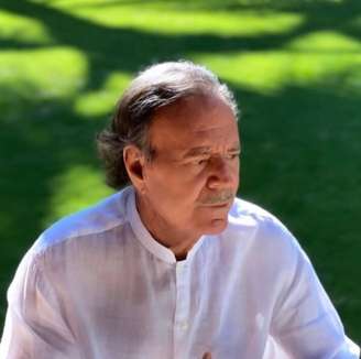 Duas ex-funcionárias de Julio Iglesias apresentaram uma nova denúncia contra o cantor