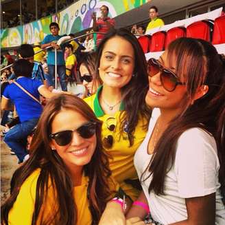 <p>Atacante da Seleção teve inúmeras companhias familiares no amistoso em Brasília, como Marquezine (esq) e irmã Rafaela (dir)</p>
