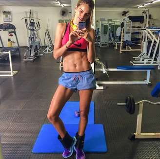Top postou foto na academia na manhã de sábado: "vamos malhar galera!"
