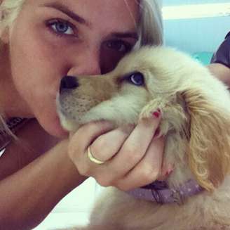 <p>Giovanna Ewbank deseja bom dia com beijo em um de seus cachorros</p>