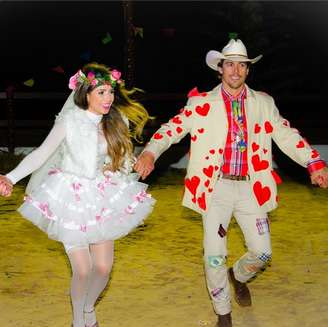 <p>Ao lado do namorado, Paula fez uma festa em sua chácara</p>