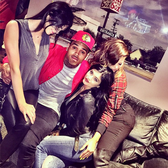 Chris Brown posta foto com irmãs Kardashian