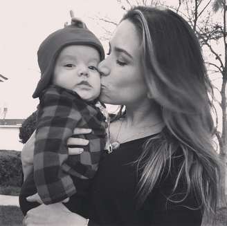 Patricia Abravanel beija o filho Pedro, de três meses