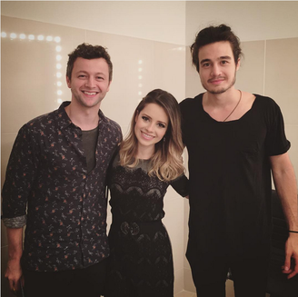 Sandy sai da toca com marido, Lucas Lima (à esq.), e prestigia show de Tiago Iorc, em Campinas