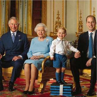 Selo da família real britânica conta com quatro gerações do trono: Príncipe Charles, Rainha Elizabeth II, Príncipe George, Príncipe William