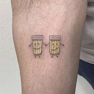 Therezinha e Ilda são amigas há mais de 30 anos e fizeram tatuagem juntas.