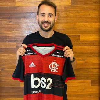 Everton Ribeiro exibe camisa do Fla: uma autografada pelo elenco será pelo Heitor (Foto: Reprodução / Instagram)