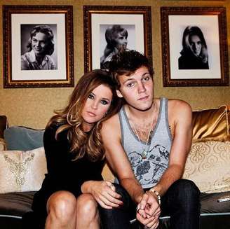 Benjamin Keough, neto de Elvis Presley, ao lado da mãe, Lisa Marie Presley, em registro feito em 2012