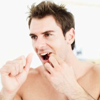 Esquecer o fio-dental: de acordo com o Journal of Periodontology, os homens que não usam regularmente fio-dental têm uma chance maior de disfunção erétil do que os homens que mantêm a rotina de limpeza