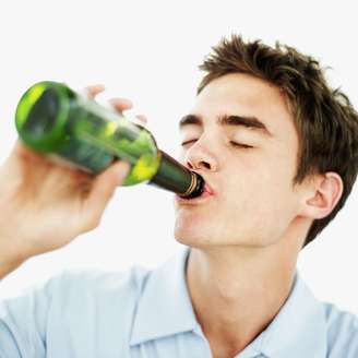 <p>Pessoas que reduziram o consumo de bebida alcoólica notaram melhorias no bem-estar físico e emocional</p>