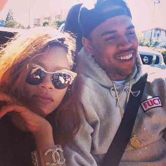 <p>Rihanna e Chris Brown em foto postada no Instagram da cantora</p>