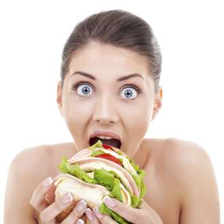 <p>Comer muito rápido é um hábito ruim que contribui para a sensação de inchaço</p>