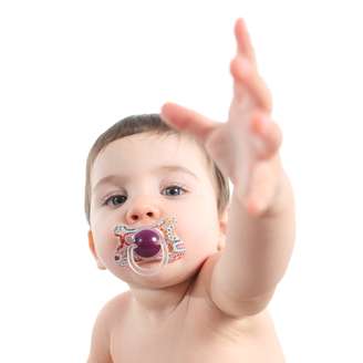 Uma pesquisa da Universidade de Washington, feita com 128 crianças entre 3 e 5 anos de idade, mostrou que tanto o dedo quanto chupetas e mamadeiras alteram o desenvolvimento dos ossos do rosto infantil e atrasam a habilidade de falar