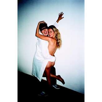 <p>Gisele Bündchen aparece nua em foto relembrada por Mario Testino</p>