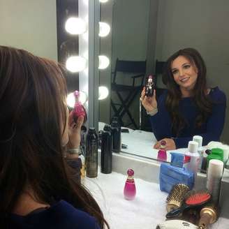 <p>A cantora fez pose em frente ao espelho para fazer propaganda de seus novos perfumes</p>