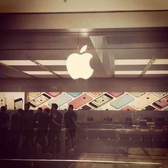 Inauguração da primeira Apple Store no Brasil atrai multidão no Rio de Janeiro